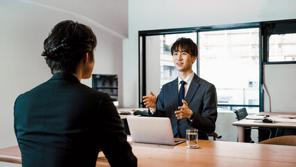中小企業の採用面接の為、オフィスで個人面談と面接をする人事の男性