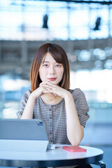 仕事をする若い女性