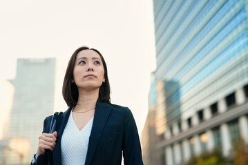 空を見上げるビジネスウーマン