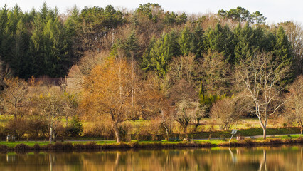 Lac pendant le coucher du soleil, dans le département du Lot