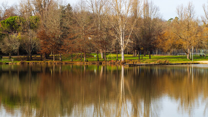 Lac pendant le coucher du soleil, dans le département du Lot