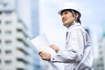 設計図を見る男性