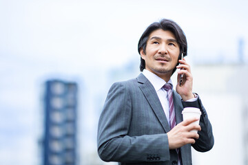 電話をする男性