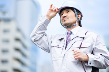 ヘルメットを被った男性