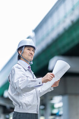 設計図を見る男性