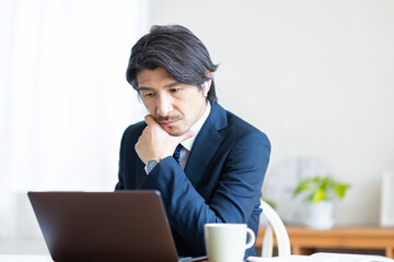 自宅で仕事をする男性