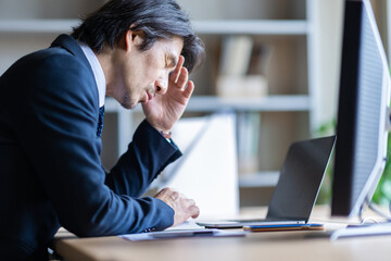 頭を抱える男性