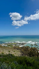Lions Head Trail inmitten einer grünen Landschaft in Kapstadt mit Blick auf Camps Bay und das Meer