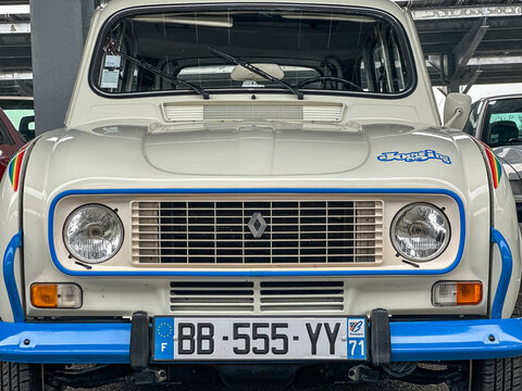 Face avant d'une Renault 4 L jogging