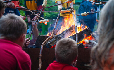 Stockbrot über einem Lagerfeuer
