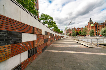 Obraz premium Scenic Summer Walkway Along the Canal in Hamburg, Germany