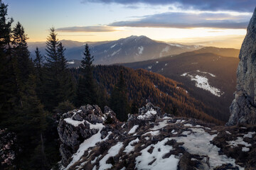 Obraz premium Sunset on a winter evening in the Rarau Mountains