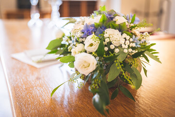 Hochzeitsfotos Brautpaar Hochzeit im Freien romantische Momente am Hochzeitstag liebevolle Details
