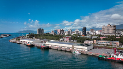 Obraz premium A bustling waterfront in Hualien, Taiwan shows vibrant cityscape and scenic ocean view