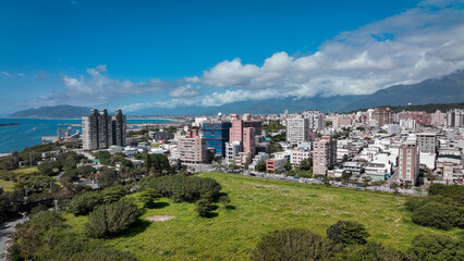 Obraz premium Stunning aerial view of Hualien City showcasing modern buildings and scenic coastal landscape