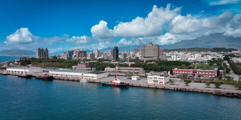 Obraz premium Aerial view of Hualien harbor showcasing city skyline and vibrant waterfront activity in Taiwan