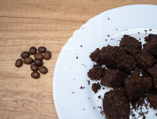 Coffee waste is rich in nitrogen, phosphorus, potassium, magnesium and many other substances that can enrich the soil and supply your plants with the necessary nutrients.