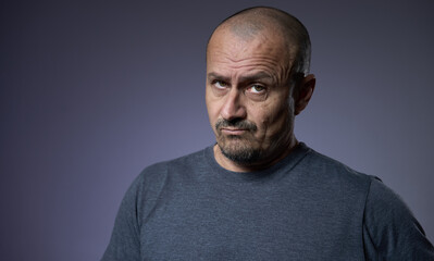 Obraz premium Mature man with an expression of skepticism