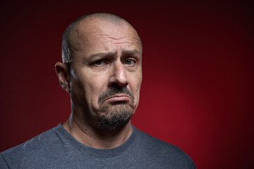 Obraz premium Mature man with an expression of skepticism