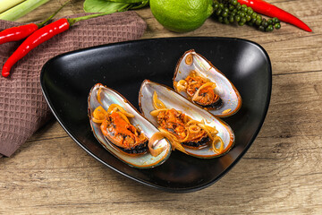 Messels with lemongrass and tomato