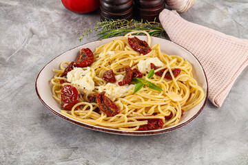 Italian spaghetti with stracciatella and tomato