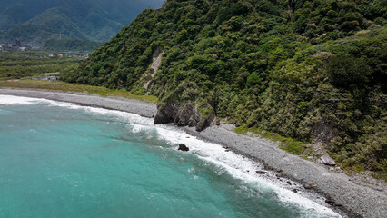 Fototapeta premium Breathtaking coastal landscape of Taiwan with lush green mountains and turquoise waters