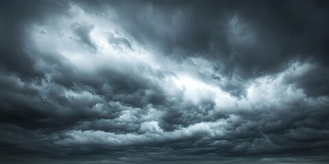 Obraz premium Overcast sky featuring dark clouds, creating a dramatic atmosphere. The gray clouds signify an impending downpour, enhancing the mood before rain begins to fall.