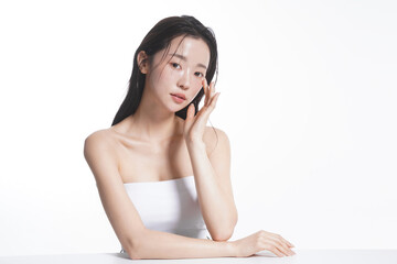 ウェットなヘアをした若い女性のクールなビューティーポートレート