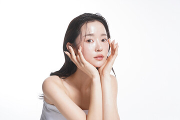 ウェットなヘアをした若い女性のクールなビューティーポートレート