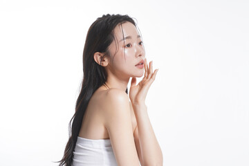 ウェットなヘアをした若い女性のクールなビューティーポートレート