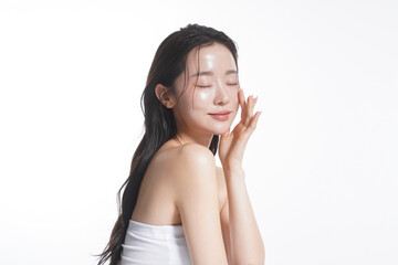 ウェットなヘアをした若い女性のクールなビューティーポートレート