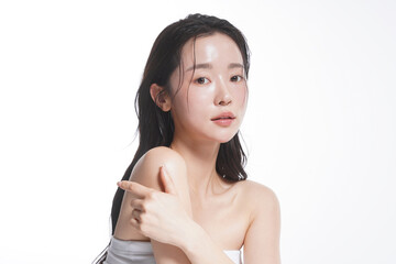 ウェットなヘアをした若い女性のクールなビューティーポートレート