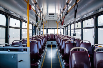 Interior de un autobús urbano vacío. Generado con IA