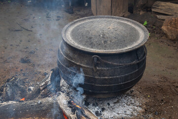 chaudron de cuisine dans un village africain