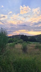 Coucher de soleil sur la Vieille Tour au pied de la colline de Rennes-le-Château