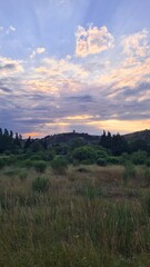 Obraz premium Coucher de soleil sur la Vieille Tour au pied de la colline de Rennes-le-Château