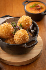 comida de boteco , coxinha frita,bolinhos de queijo, polenta frita, panveta frita, coxinha com molho, mandioca frita