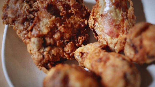 Du poulet frit &agrave; l'am&eacute;ricaine, des petits pilons et une grosse cuisse dans une assiette