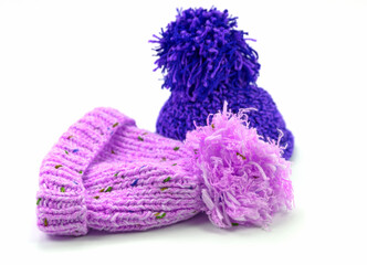 Zwei Bommelmützen vor weißem Hintergrund