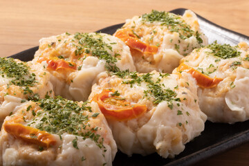 トマトとモッツァレラチーズの鶏焼売