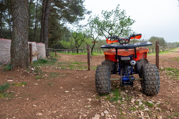 Obraz premium Red Quad Motorcycle in the Countryside