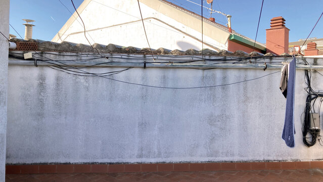 Pared antigua en azotea de un bloque de viviendas. Mockup con ropa tendida