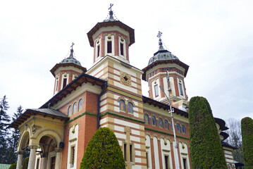 Obraz premium Exterior of the Great Church (Biserica nouă), also known as the Holy Trinity Church (Biserica Sfânta Treime) in Sinaia Monastery, Romania. A masterpiece of Orthodox architecture in the Carpathians.