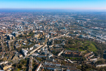 Obraz premium A picturesque aerial view of Bristol, showcasing its historic architecture, lush green parks, and bustling cityscape under a clear blue sky