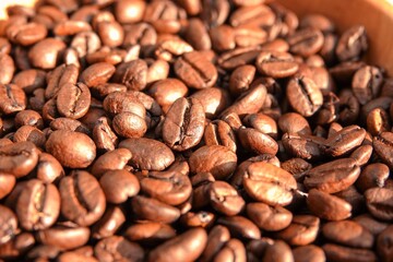Un tas de grains de café à la lumière du soleil, avec effet de lumière chaude