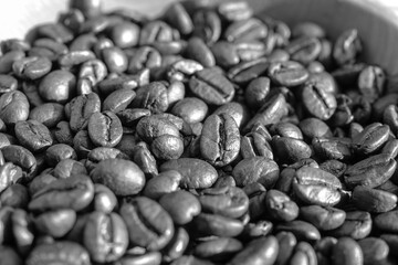 Un tas de grains de café à la lumière du soleil, avec effet noir et blanc mat