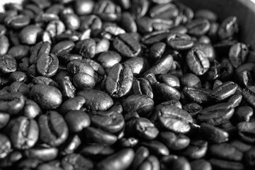 Un tas de grains de café à la lumière du soleil, avec effet noir et blanc mat sombre