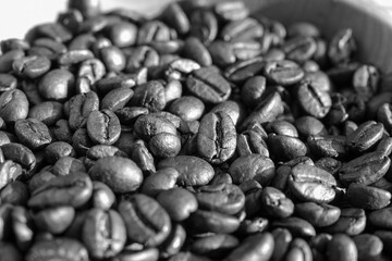 Un tas de grains de café à la lumière du soleil, avec effet noir et blanc