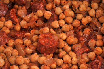 Pois chiches et rondelles de chorizo en gros plan