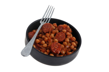 Ramequin de pois chiches et rondelles de chorizo avec une fourchette en gros plan sur fond blanc